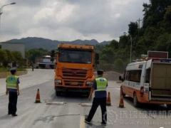 永州路警聯(lián)合出擊整治超限運輸河沙車輛！