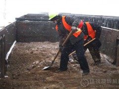 小站雪夜裝運千噸河砂 助力“百大工程”！